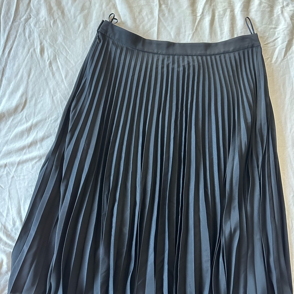 Burberry Uniform Elegant Black Pleated Midi Skirt Size 8 - Picture 16 of 16